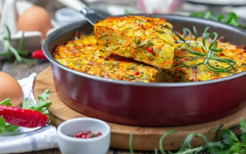 Pyszna keto kolacja w formie zapiekanki z warzywami i ziołami, podana w patelni.