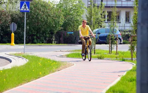 Czy można jeździć rowerem po chodniku? Przepisy i mandaty