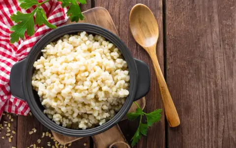 Miseczka pełna kaszy bulgur, idealna na zdrowy posiłek. Sprawdź, ile ma kasza bulgur kcal!