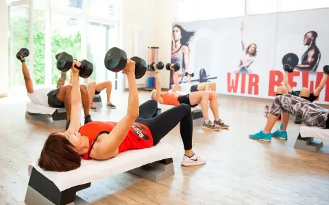 Jaki trening na odchudzanie? Ekspert radzi: Siła, cardio, HIIT.