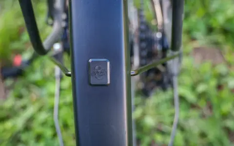 Czarny błotnik rowerowy z logo SKS.