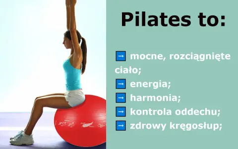 Kobieta ćwiczy pilates na czerwonej piłce. Pilates to: mocne, rozciągnięte ciało, energia, harmonia, kontrola oddechu, zdrowy kręgosłup.