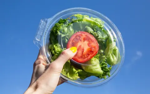 Sałatka z pomidorem w pojemniku, idealna na dietę low carb. Przepisy na zdrowe posiłki.