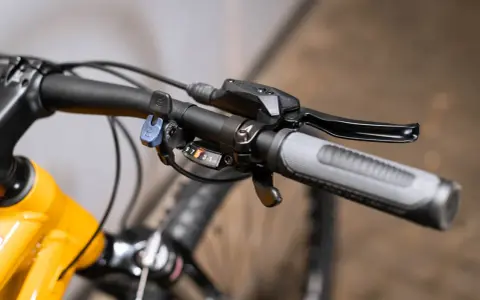 Manetka przerzutek w rowerze, z widocznym wskaźnikiem biegu. Gotowy na każdą trasę!