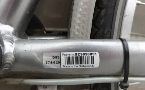 Naklejka z numerem ramy roweru: GZ9096891. Wyprodukowano w Holandii.