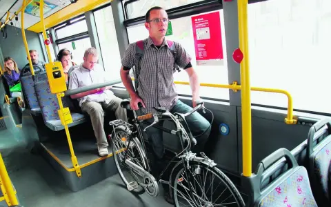 Rower w autobusie? Wszystko, co musisz wiedzieć o przewozie!