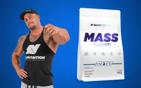 Mięśniak z paczką odżywki MASS ACCELERATION. Chcesz wiedzieć, gainer co to? To produkt dla Ciebie!