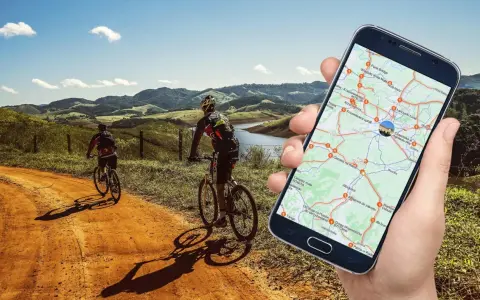Rowerzyści na malowniczej trasie, a w dłoni smartfon z mapą - idealna aplikacja na rower do odkrywania nowych szlaków.