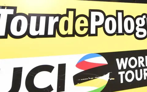Logo Tour de Pologne i UCI World Tour na żółtym tle.