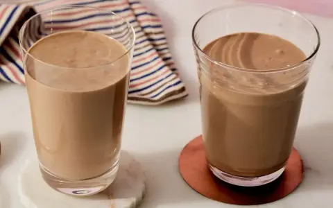 Dwa szklanki pysznego, czekoladowego shake'a proteinowego. Idealny przepis na szybki posiłek lub regenerację po treningu.