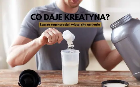 Mężczyzna przygotowuje odżywkę. Dowiedz się, co daje kreatyna: lepsza regeneracja i więcej siły na trasie.