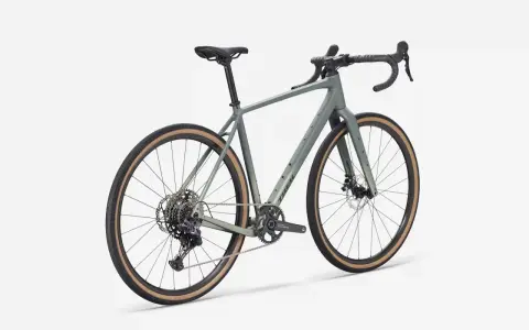 Szary rower gravelowy Trek z szerokimi oponami, gotowy na każdą nawierzchnię. To jest właśnie gravel, co to znaczy? Przygoda!