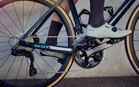 Rower Scott z napędem Shimano 105. Widoczna korba, przerzutka tylna i kasetka.