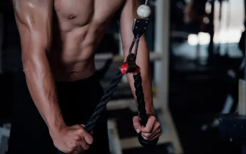 Mięśnie tricepsów w akcji. Zastanawiasz się, ile serii na triceps w tygodniu da najlepsze efekty?