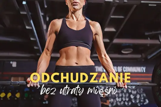 Kobieta z wyrzeźbionym brzuchem trzyma sztangę. Tekst: "ODCHUDZANIE bez utraty mięśni". Idealne makro na redukcji.