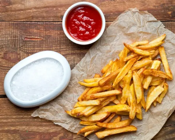 Złociste frytki z McDonald's, idealne do posolenia lub maczania w keczupie. Zastanawiasz się nad ich frytki mcdonald kcal?