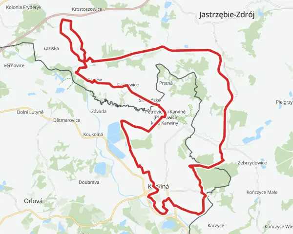 Mapa z zaznaczonym czerwonym szlakiem rowerowym, biegnącym przez tereny z nazwami miejscowości jak Łaziska, Petrovice, Karviná i Jastrzębie-Zdrój.