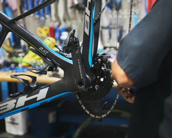 Mechanik dokonuje regulacji przedniej przerzutki w rowerze szosowym BH.