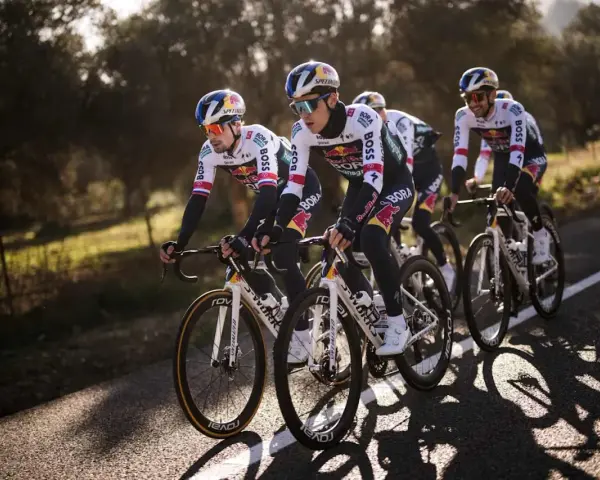 Kolarze BORA-hansgrohe w strojach z logo Red Bull i BOSS jadą w grupie. To ich czas na deload przed kolejnymi wyzwaniami.