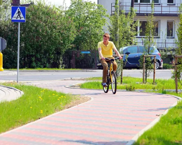 Czy można jeździć rowerem po chodniku? Przepisy i mandaty