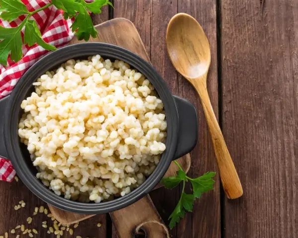 Miseczka pełna kaszy bulgur, idealna na zdrowy posiłek. Sprawdź, ile ma kasza bulgur kcal!