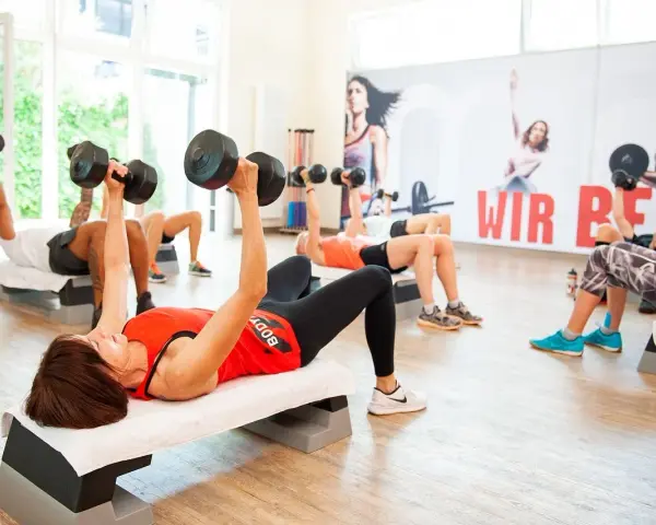 Jaki trening na odchudzanie? Ekspert radzi: Siła, cardio, HIIT.
