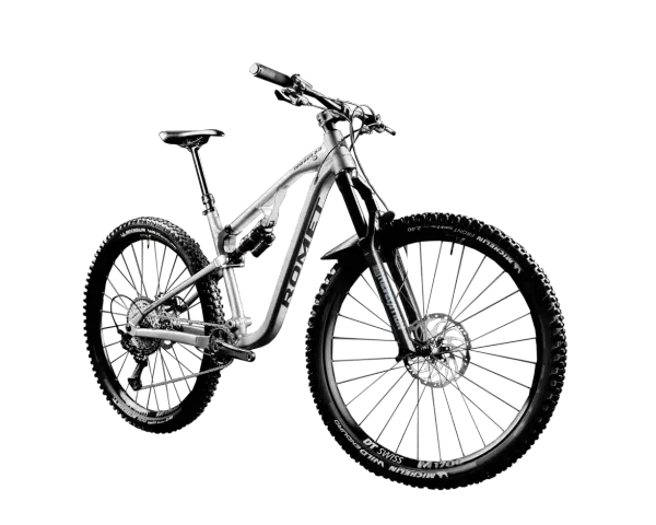 Srebrny rower MTB Romet Dagger 2.0 z pełnym zawieszeniem i oponami Michelin Wild Enduro. To sprzęt do pokonywania trudnych tras.