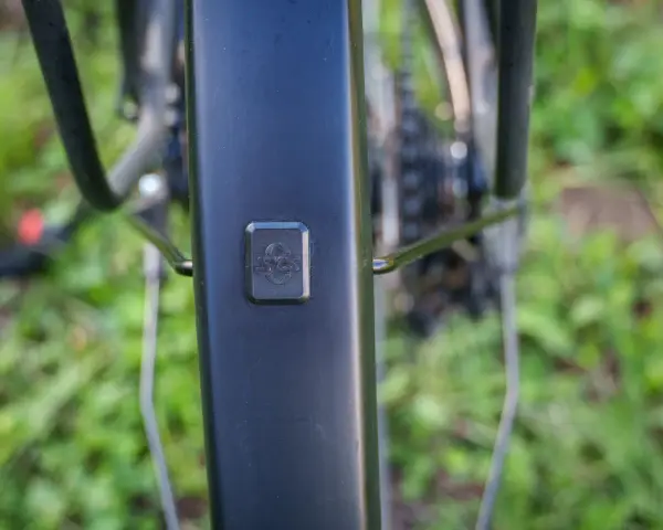Czarny błotnik rowerowy z logo SKS.