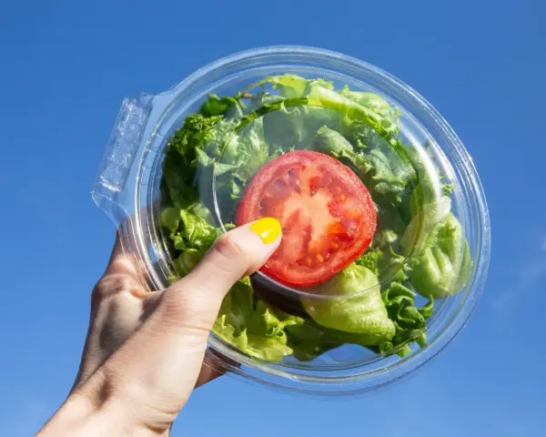 Sałatka z pomidorem w pojemniku, idealna na dietę low carb. Przepisy na zdrowe posiłki.
