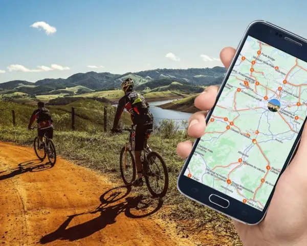 Rowerzyści na malowniczej trasie, a w dłoni smartfon z mapą - idealna aplikacja na rower do odkrywania nowych szlaków.