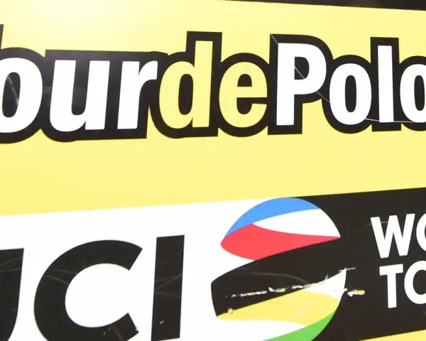 Logo Tour de Pologne i UCI World Tour na żółtym tle.