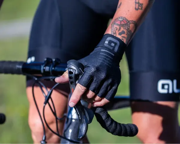 Jakie rękawiczki na rower? Znajdź idealne dopasowanie i komfort