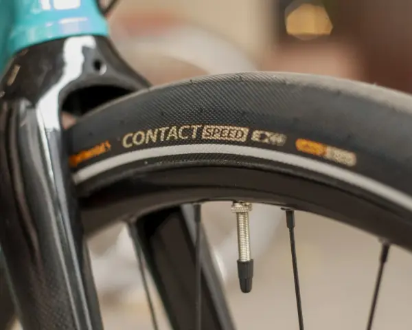 Zbliżenie na rowerowy bieżnik z napisem "Continental Contact Speed". Różne rodzaje opon rowerowych mają różne zastosowania.