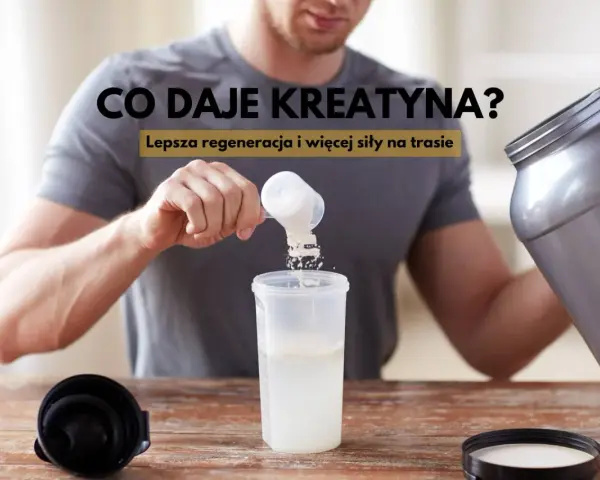 Mężczyzna przygotowuje odżywkę. Dowiedz się, co daje kreatyna: lepsza regeneracja i więcej siły na trasie.