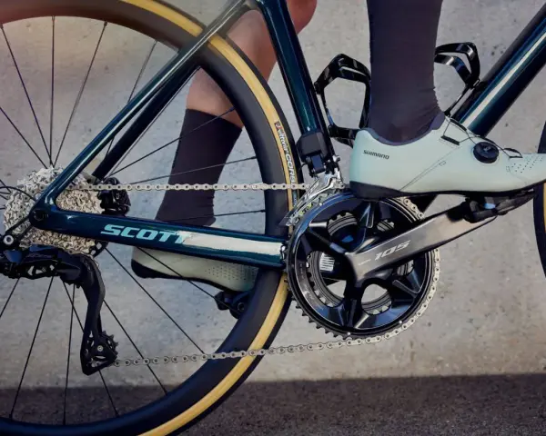 Rower Scott z napędem Shimano 105. Widoczna korba, przerzutka tylna i kasetka.