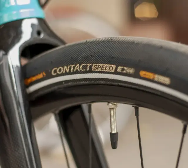 Zbliżenie na rowerowy bieżnik z napisem "Continental Contact Speed". Różne rodzaje opon rowerowych mają różne zastosowania.