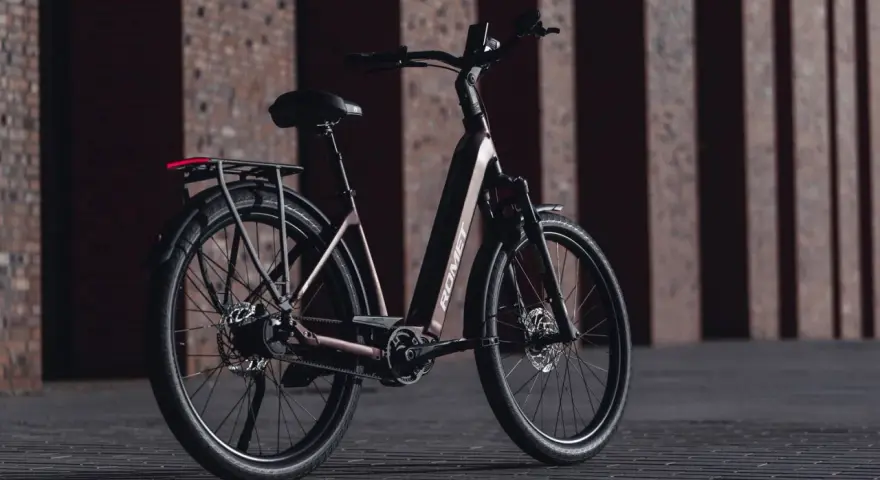 Elegancki rower elektryczny ROMET, idealny wybór, jeśli szukasz jaki rower elektryczny do 5000. Stylowy design i praktyczne rozwiązania.
