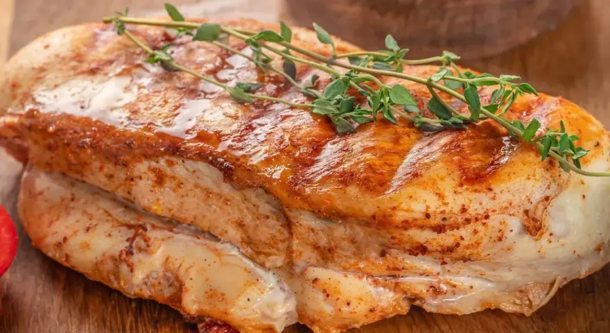 Soczysty filet z kurczaka, przyprawiony i pieczony, idealny pomysł, co zrobić z fileta z kurczaka na szybko.