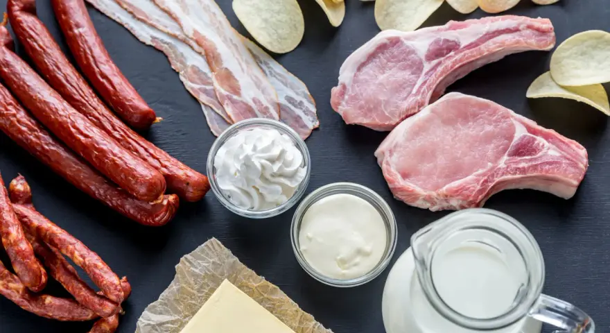 Kiełbaski, boczek, kotlety, masło, śmietana, mleko i chipsy – oto przykłady produktów, które zawierają tluszcze nasycone. Jakie to bogactwo smaków!