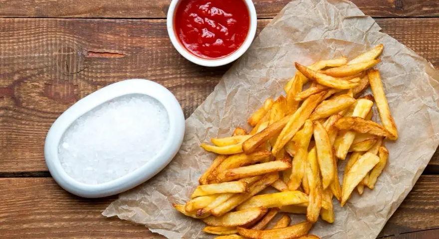 Złociste frytki z McDonald's, idealne do posolenia lub maczania w keczupie. Zastanawiasz się nad ich frytki mcdonald kcal?