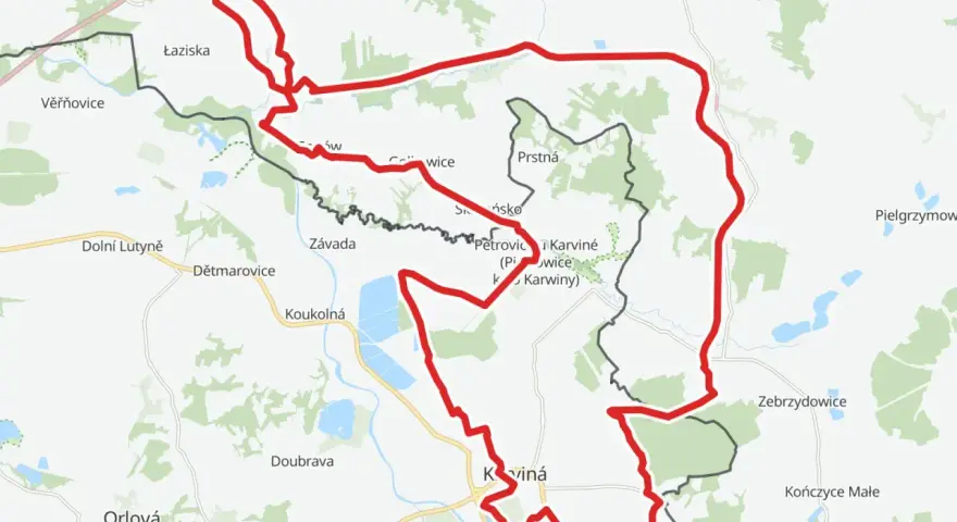 Mapa z zaznaczonym czerwonym szlakiem rowerowym, biegnącym przez tereny z nazwami miejscowości jak Łaziska, Petrovice, Karviná i Jastrzębie-Zdrój.