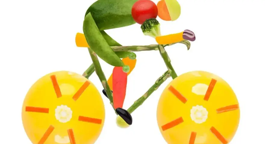 Rowerzysta z warzyw, symbolizujący energię i zdrowie, jak glikogen dla mięśni.