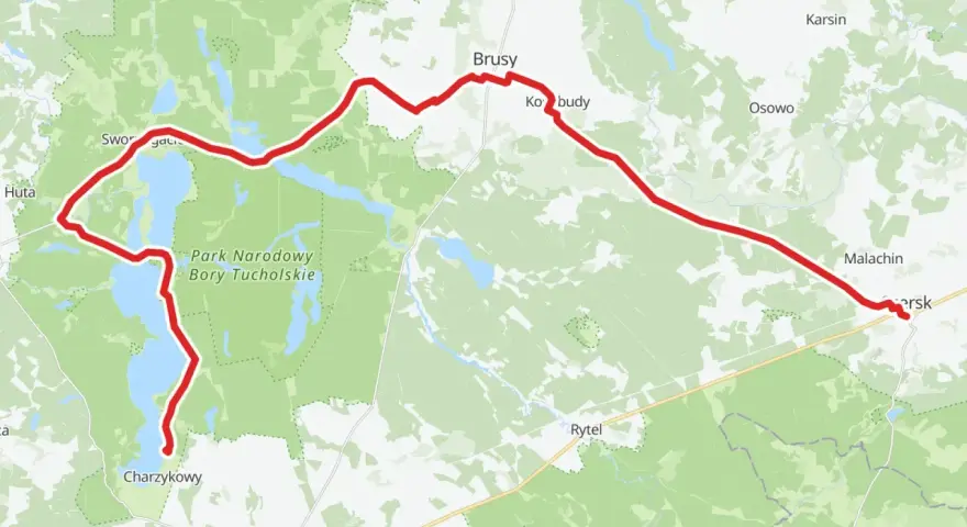 Mapa przedstawia trasę rowerową przez Bory Tucholskie, wiodącą przez jeziora i lasy, od Charzyków do Brus i dalej. Kaszubska marszruta zachwyca malowniczymi widokami.