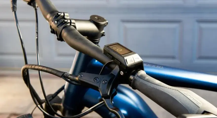 Wyświetlacz roweru elektrycznego pokazuje, jak działa rower elektryczny, prezentując dane o jeździe.
