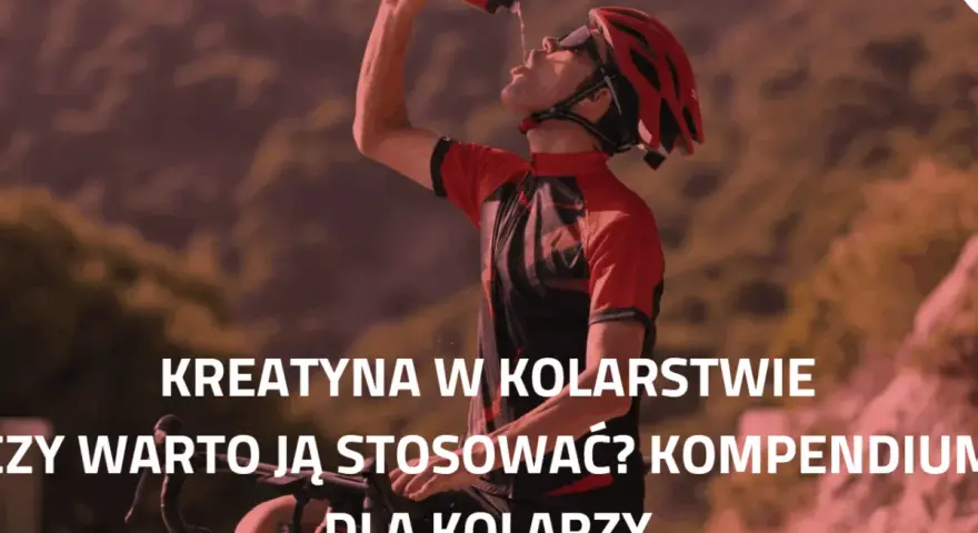 Kolarz pije wodę, zastanawiając się, ile kreatyny dziennie jest optymalne dla jego wydajności.