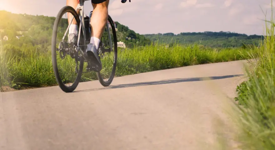 Intensywna jazda na rowerze to świetny trening. Pracują mięśnie nóg, pośladków i brzucha.