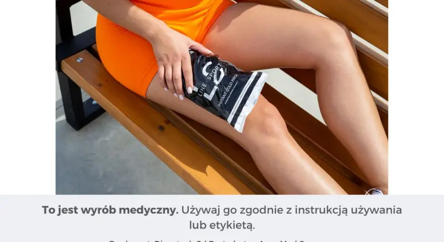 Kobieta z pomarańczowymi szortami stosuje zimny okład na udo, łagodząc potencjalne zakwasy po treningu.
