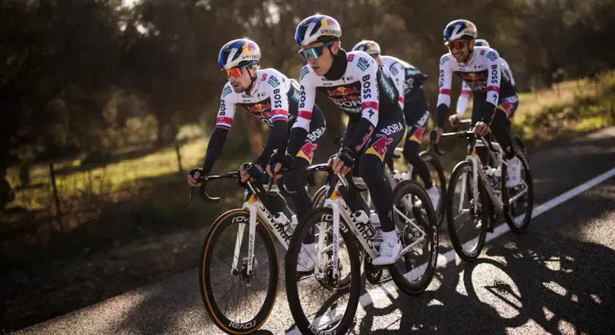 Kolarze BORA-hansgrohe w strojach z logo Red Bull i BOSS jadą w grupie. To ich czas na deload przed kolejnymi wyzwaniami.