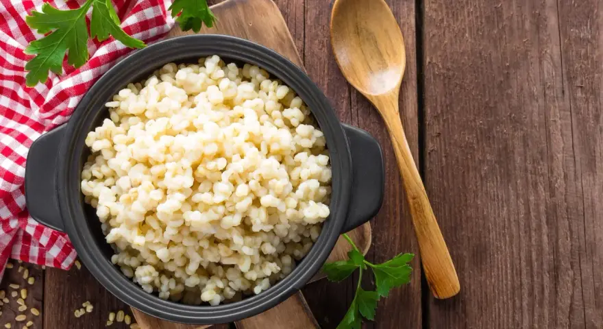Miseczka pełna kaszy bulgur, idealna na zdrowy posiłek. Sprawdź, ile ma kasza bulgur kcal!