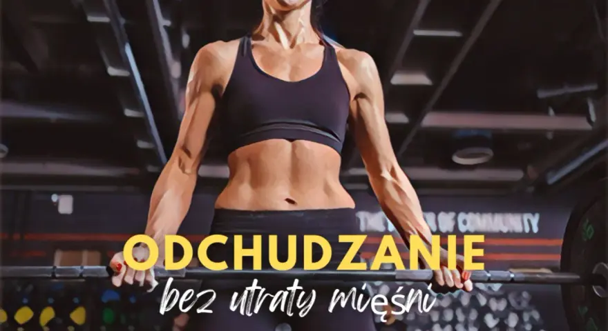 Kobieta z wyrzeźbionym brzuchem trzyma sztangę. Tekst: "ODCHUDZANIE bez utraty mięśni". Idealne makro na redukcji.